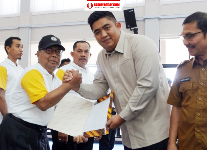 Bupati Bintan saat menyerahkan SK Satgas kepada petugas kebersihan